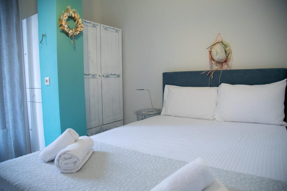 Bed, Photo of the whole room, Decorative detail, Bedroom, towels, wardrobe