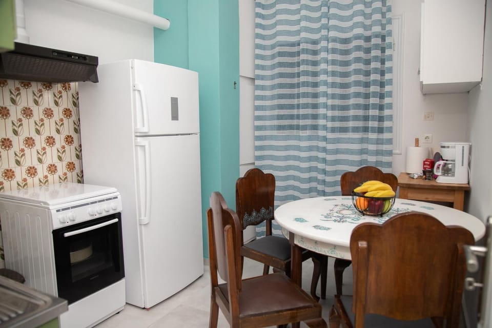 Coffee/tea facilities, Kitchen or kitchenette, Food and drinks, Dining area, oven, stove