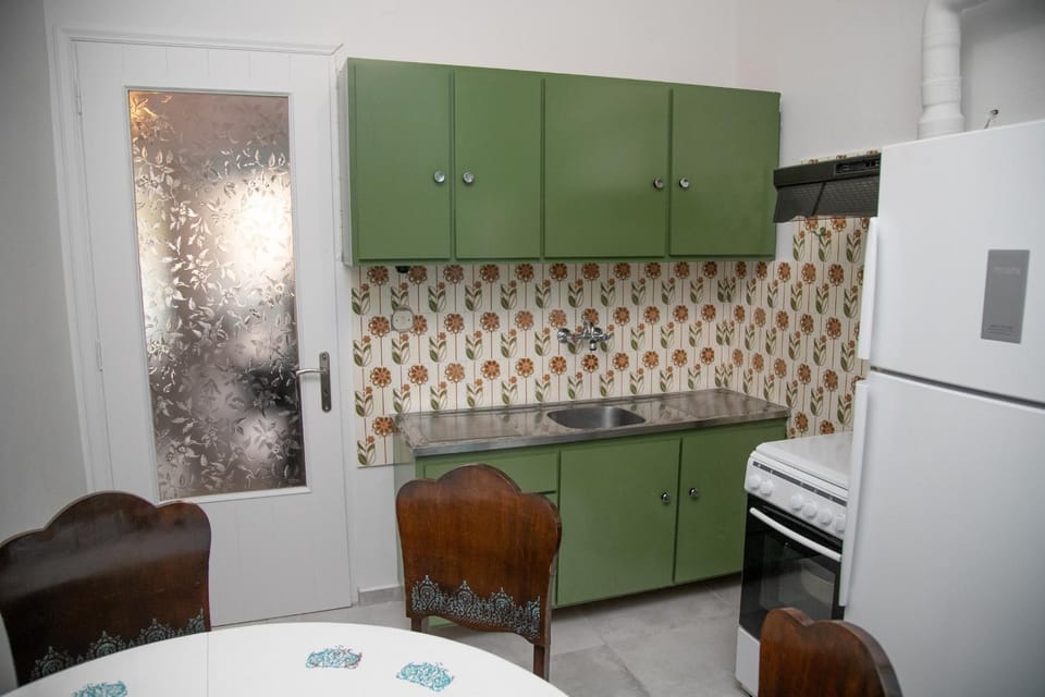 Kitchen or kitchenette, Dining area, oven, stove