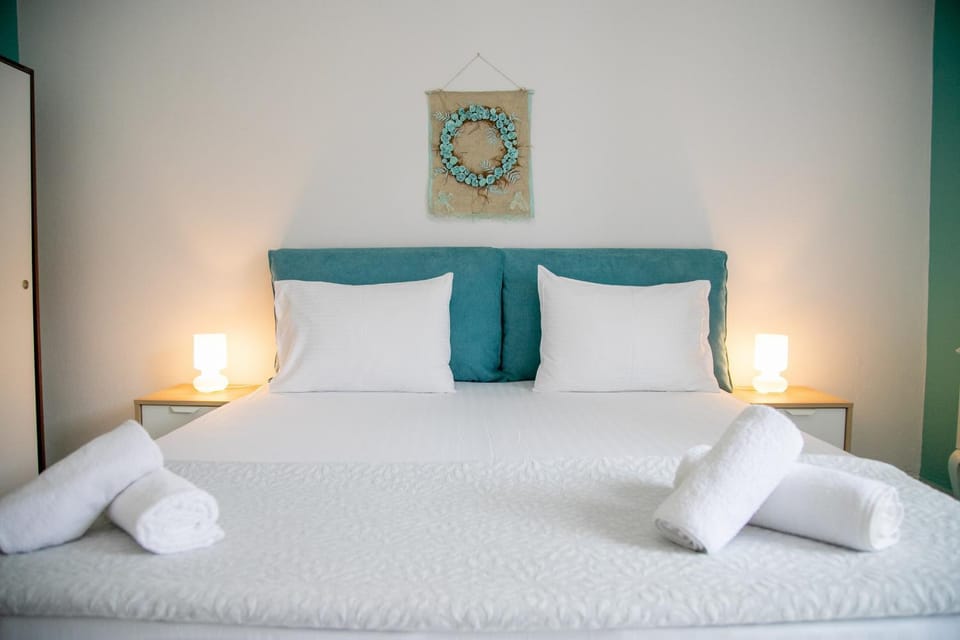 Bed, Decorative detail, Bedroom, towels