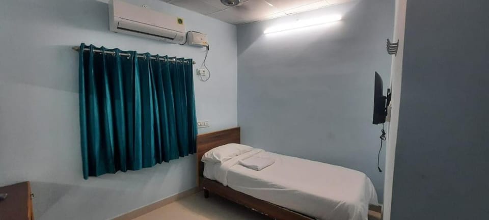 Photo of the whole room, air conditioner