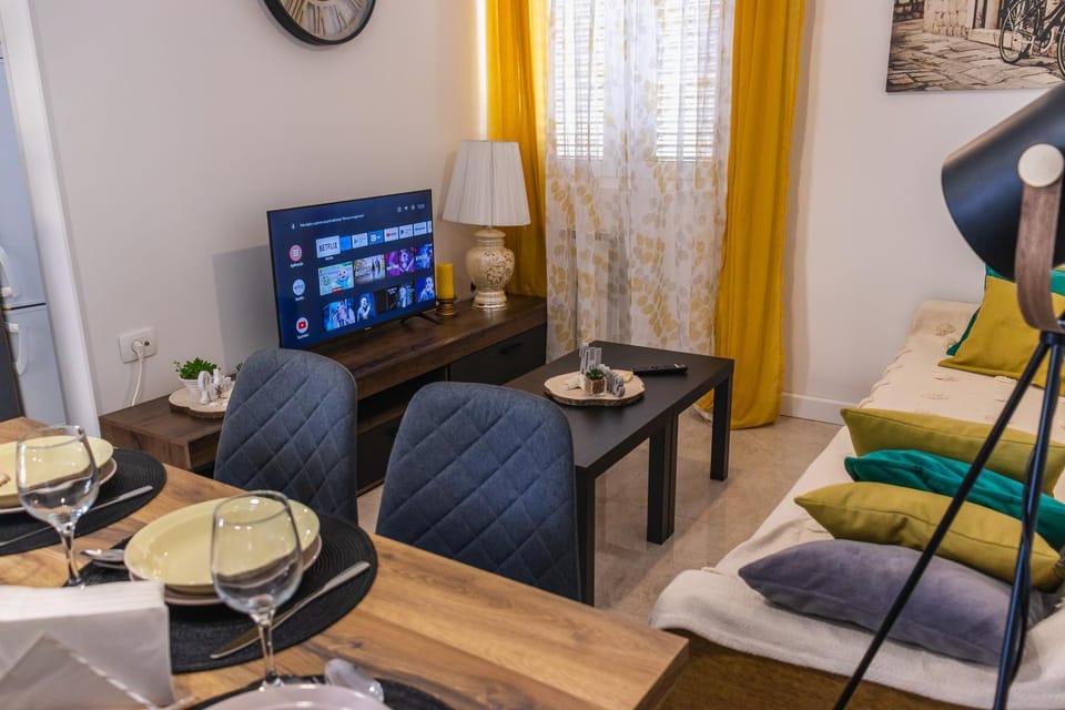 TV and multimedia, Living room, Seating area, Dining area, Evening entertainment