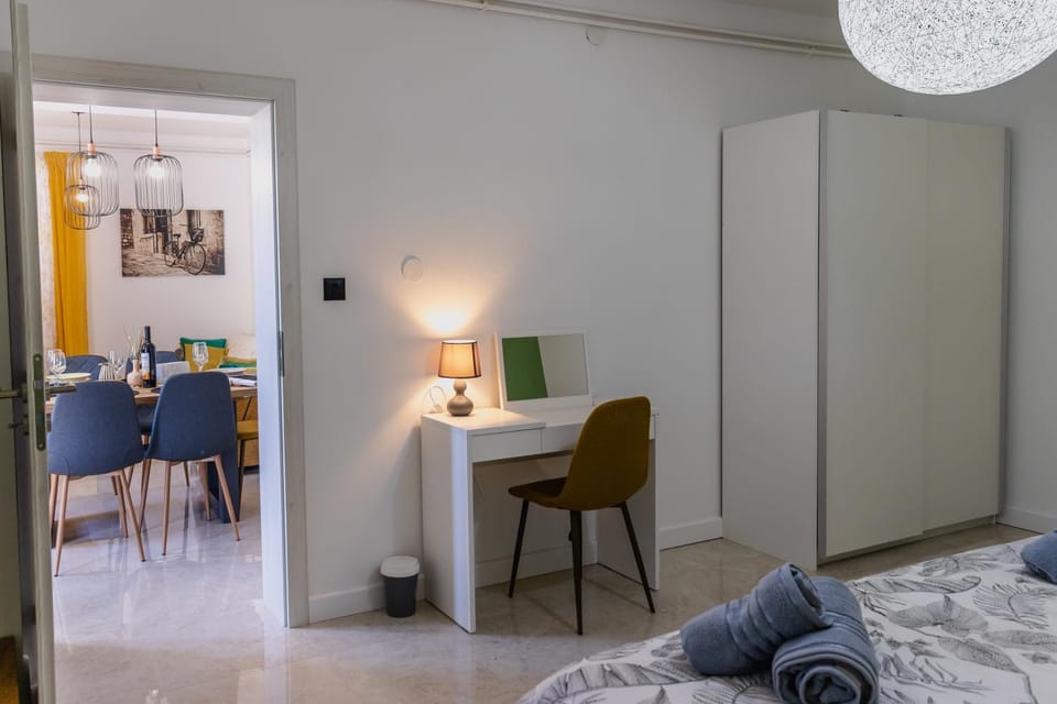 Photo of the whole room, Bedroom, hair dresser