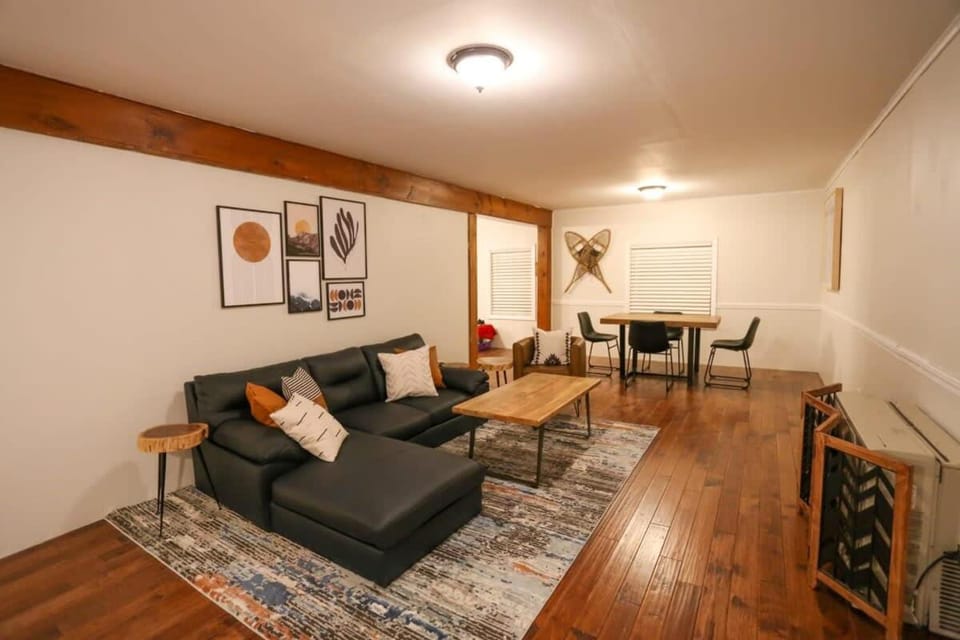 Modern & Cozy Getaway House near Conway lake - Pet Friendly House in Conway