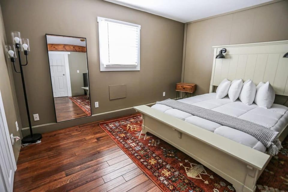 Modern & Cozy Getaway House near Conway lake - Pet Friendly House in Conway