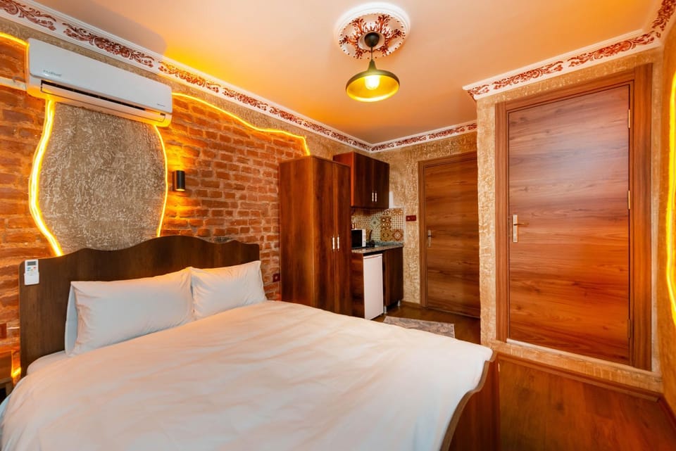Bed, Kitchen or kitchenette, Photo of the whole room, Bedroom, wardrobe, air conditioner