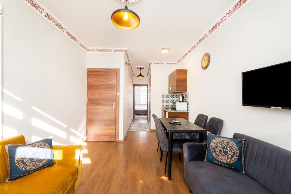 Communal lounge/ TV room, TV and multimedia, Living room, Seating area, Evening entertainment