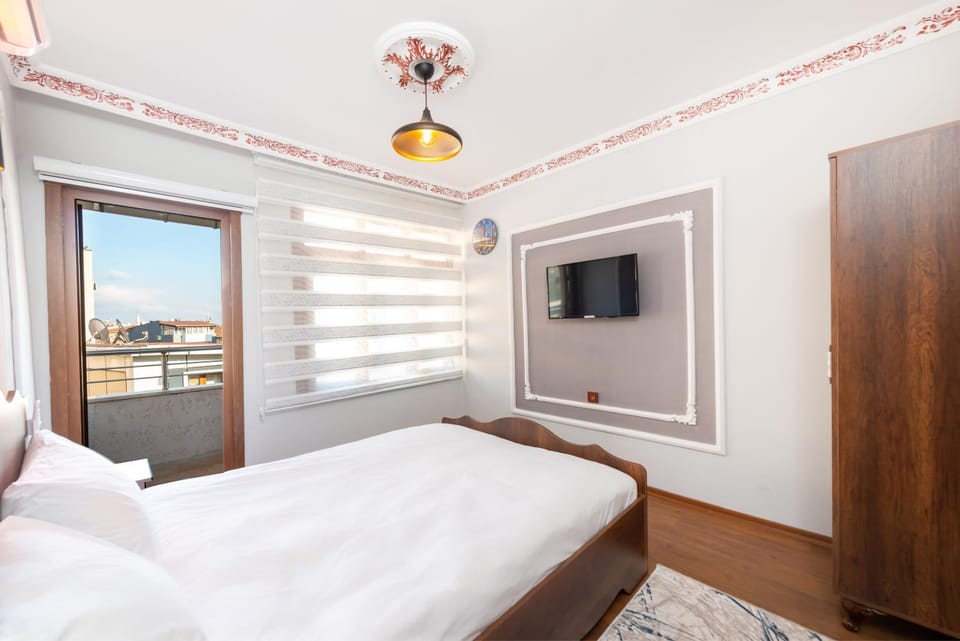 Communal lounge/ TV room, Bed, TV and multimedia, Photo of the whole room, Evening entertainment, Bedroom, wardrobe