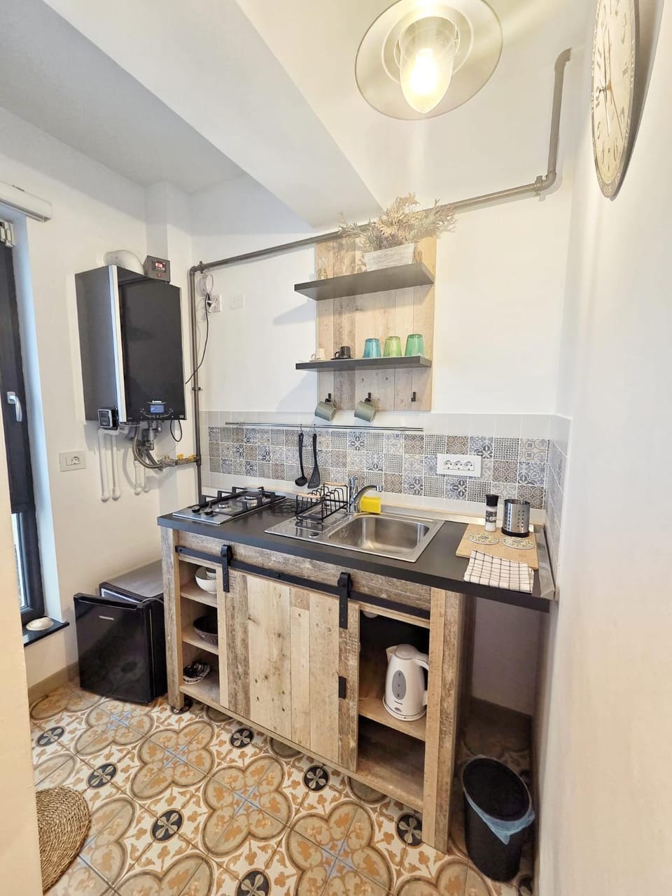 Kitchen or kitchenette, minibar, stove