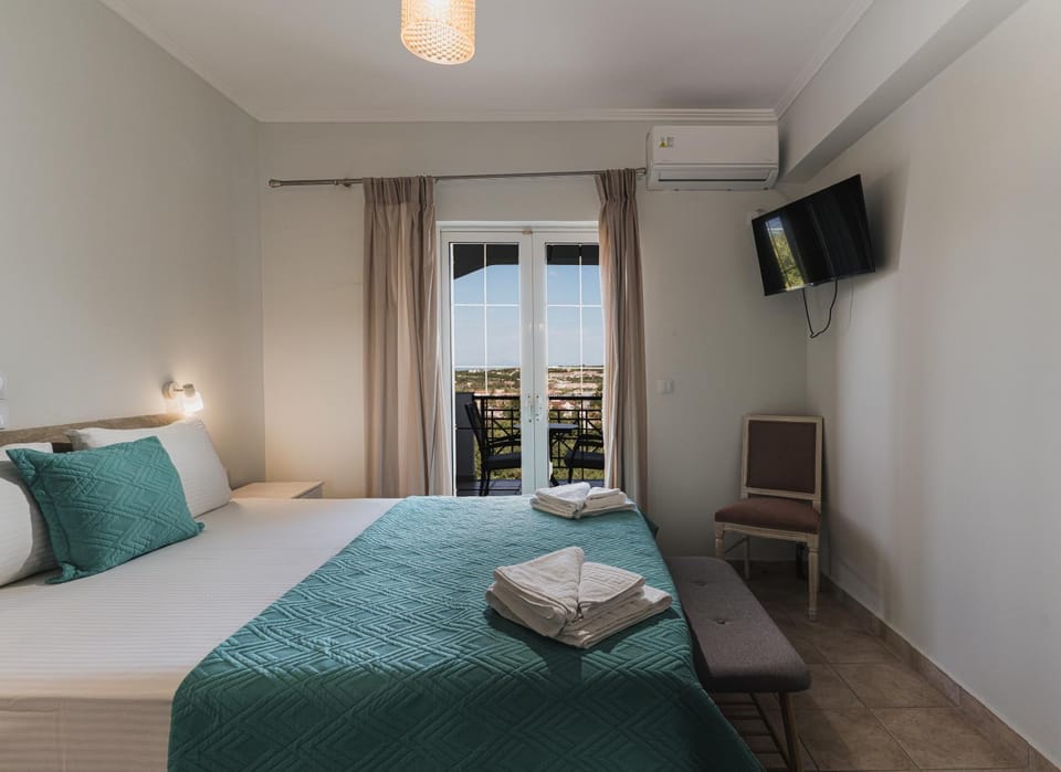 Bed, TV and multimedia, Photo of the whole room, Bedroom, towels, air conditioner