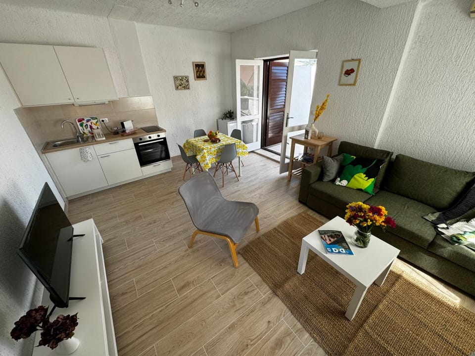 TV and multimedia, Kitchen or kitchenette, Living room, Seating area, Dining area