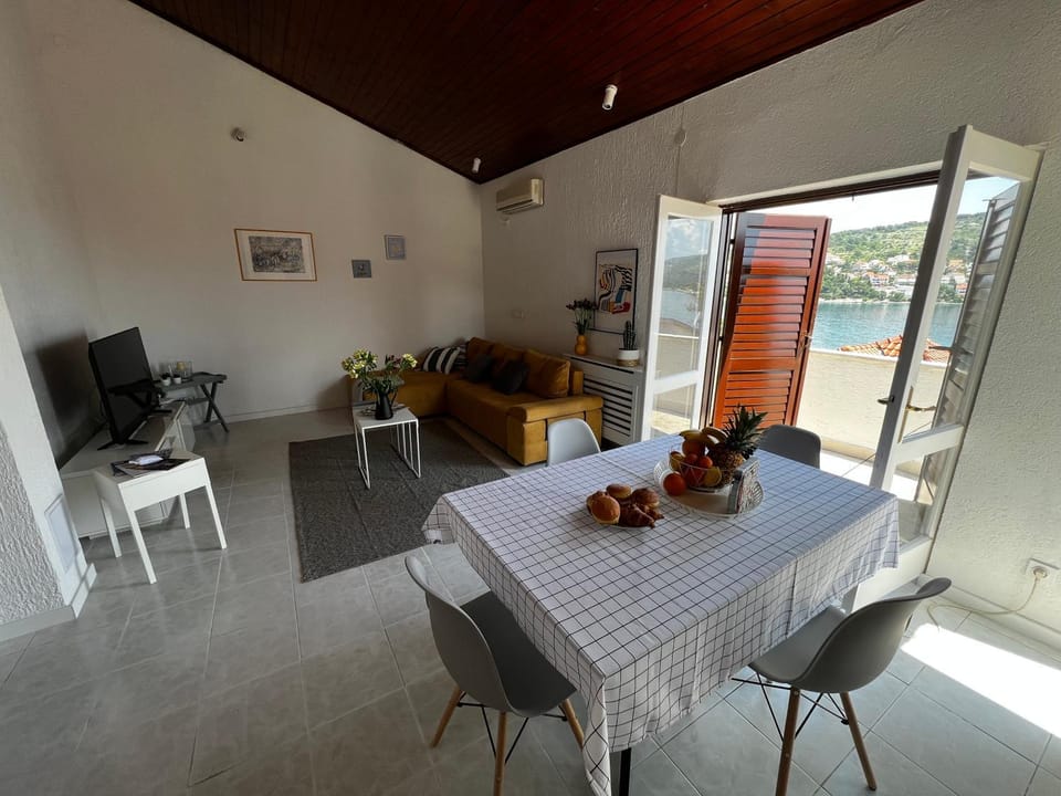 Communal lounge/ TV room, TV and multimedia, Living room, Seating area