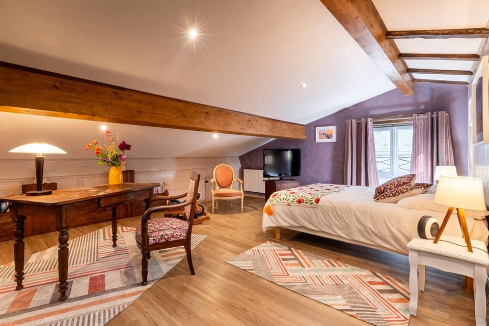 Photo of the whole room, Seating area, Bedroom