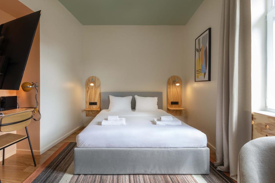 Bed, TV and multimedia, Bedroom