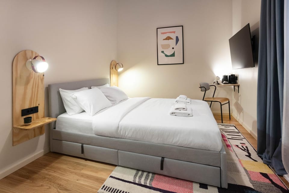 Bed, TV and multimedia, Photo of the whole room, Bedroom