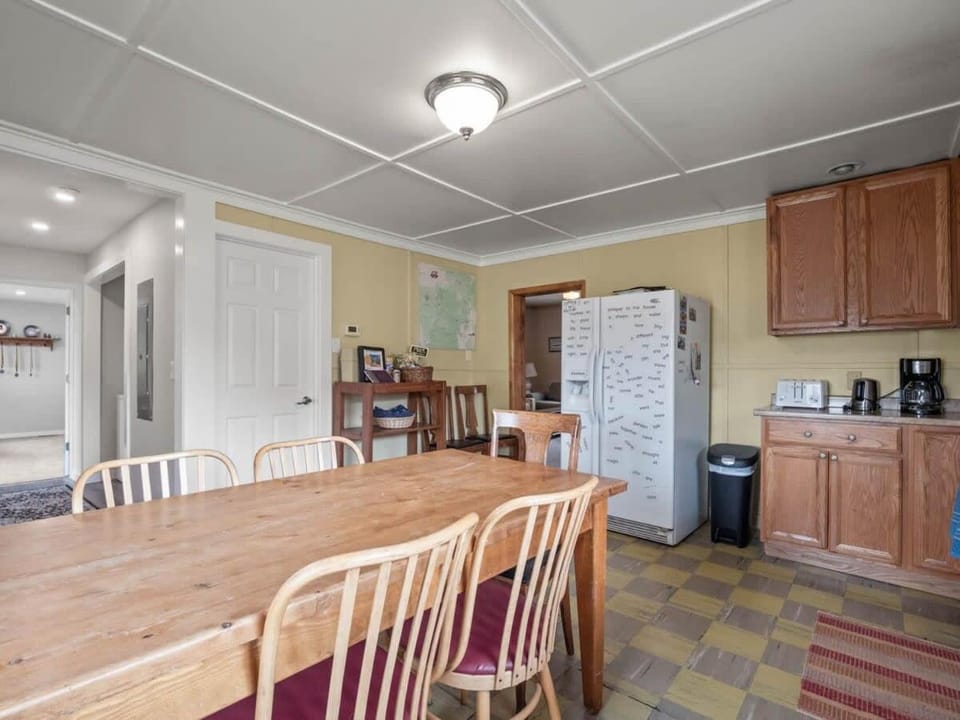 Kitchen or kitchenette, Dining area