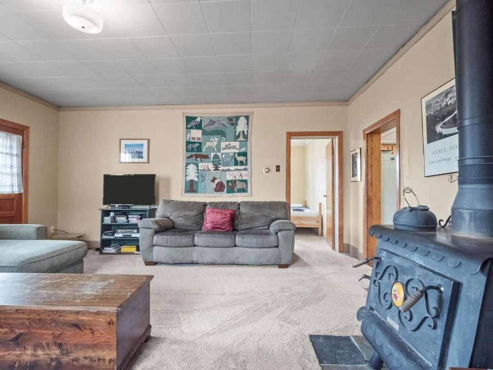 TV and multimedia, Living room, Seating area, fireplace