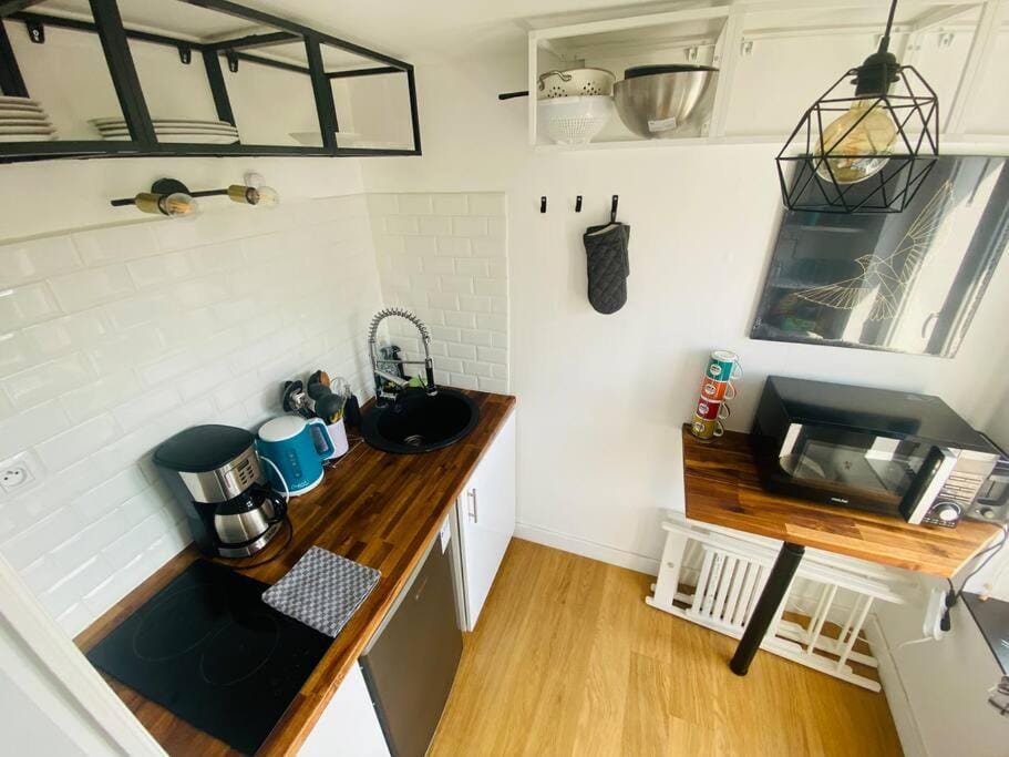 Kitchen or kitchenette