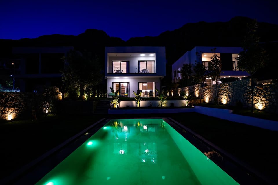 Property building, Pool view, Swimming pool