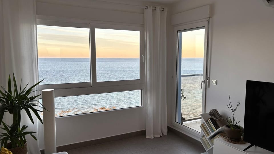 Communal lounge/ TV room, TV and multimedia, View (from property/room), Sea view