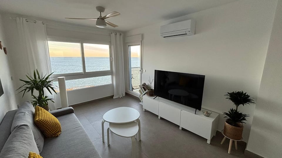 Communal lounge/ TV room, TV and multimedia, Living room, Seating area, air conditioner