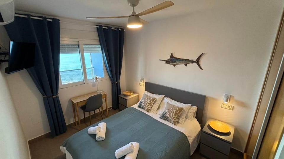 Bed, TV and multimedia, Photo of the whole room, Bedroom
