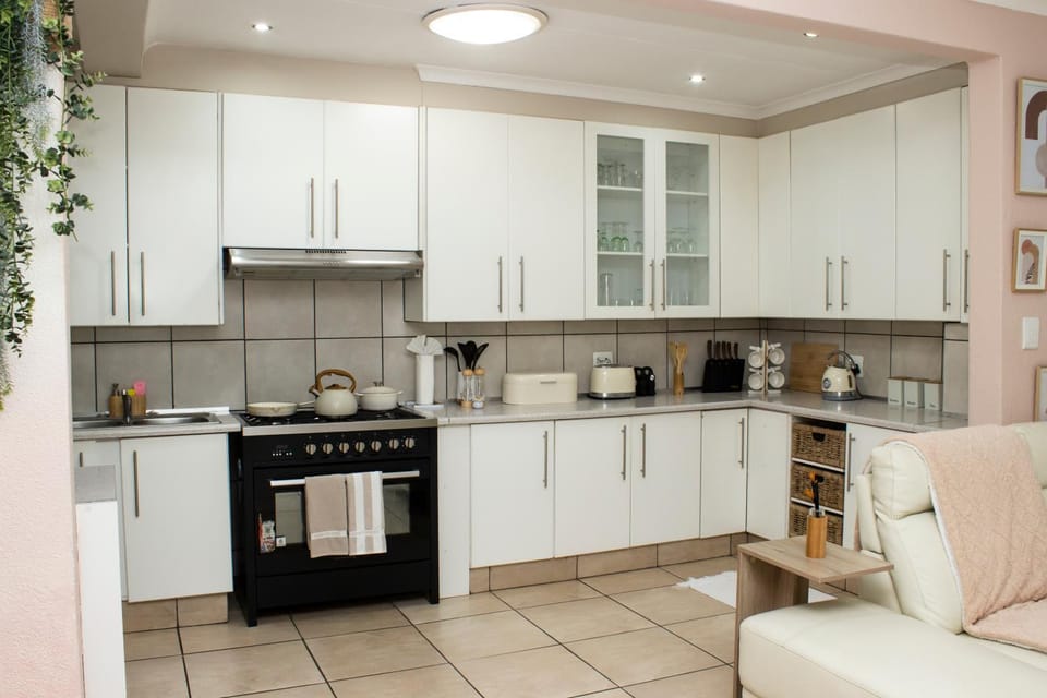 Coffee/tea facilities, Kitchen or kitchenette, oven, toaster