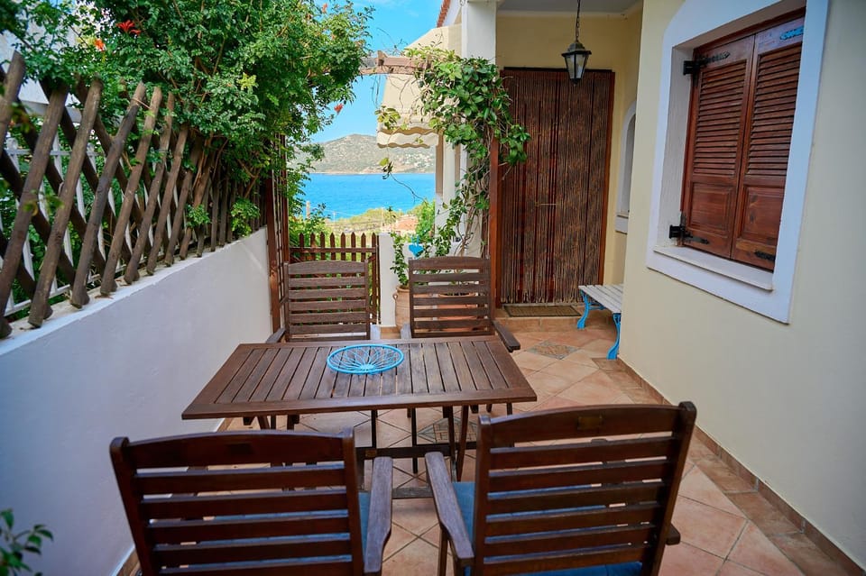 Restaurant/places to eat, Facade/entrance, Balcony/Terrace, Dining area, Sea view