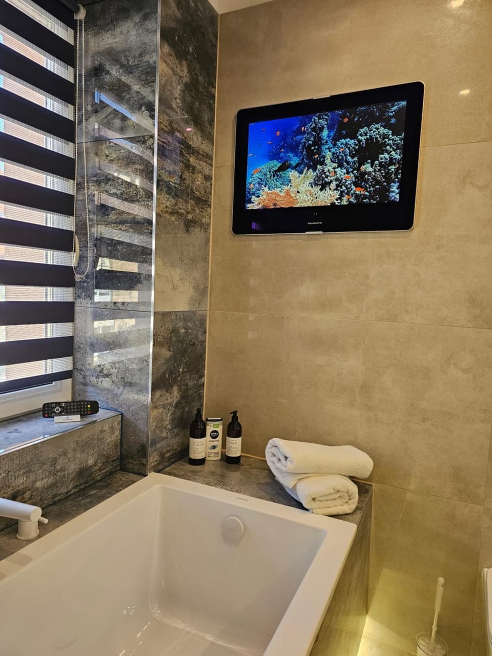 Bathroom, TV and multimedia, Bath, towels