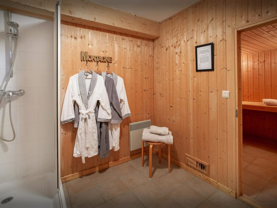 Shower, Sauna, Area and facilities