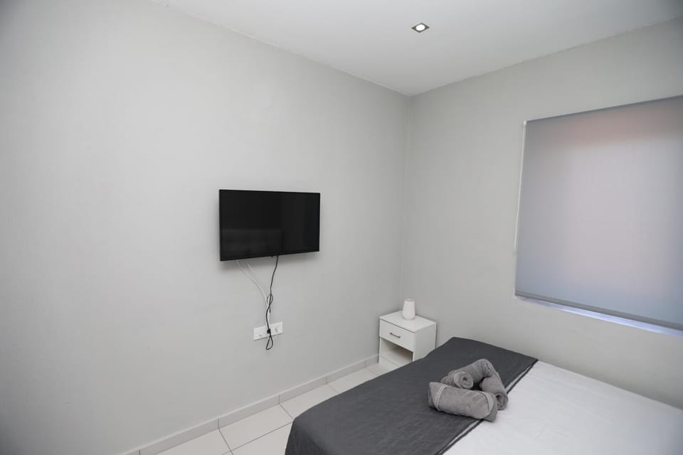 Bed, TV and multimedia, Bedroom