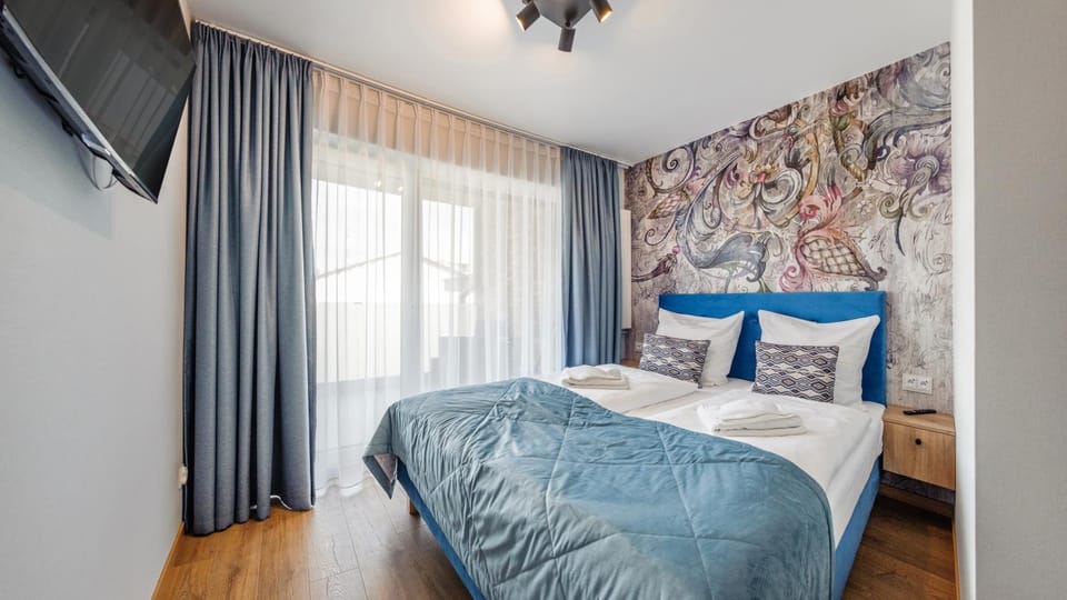 Bed, TV and multimedia, Photo of the whole room, Bedroom