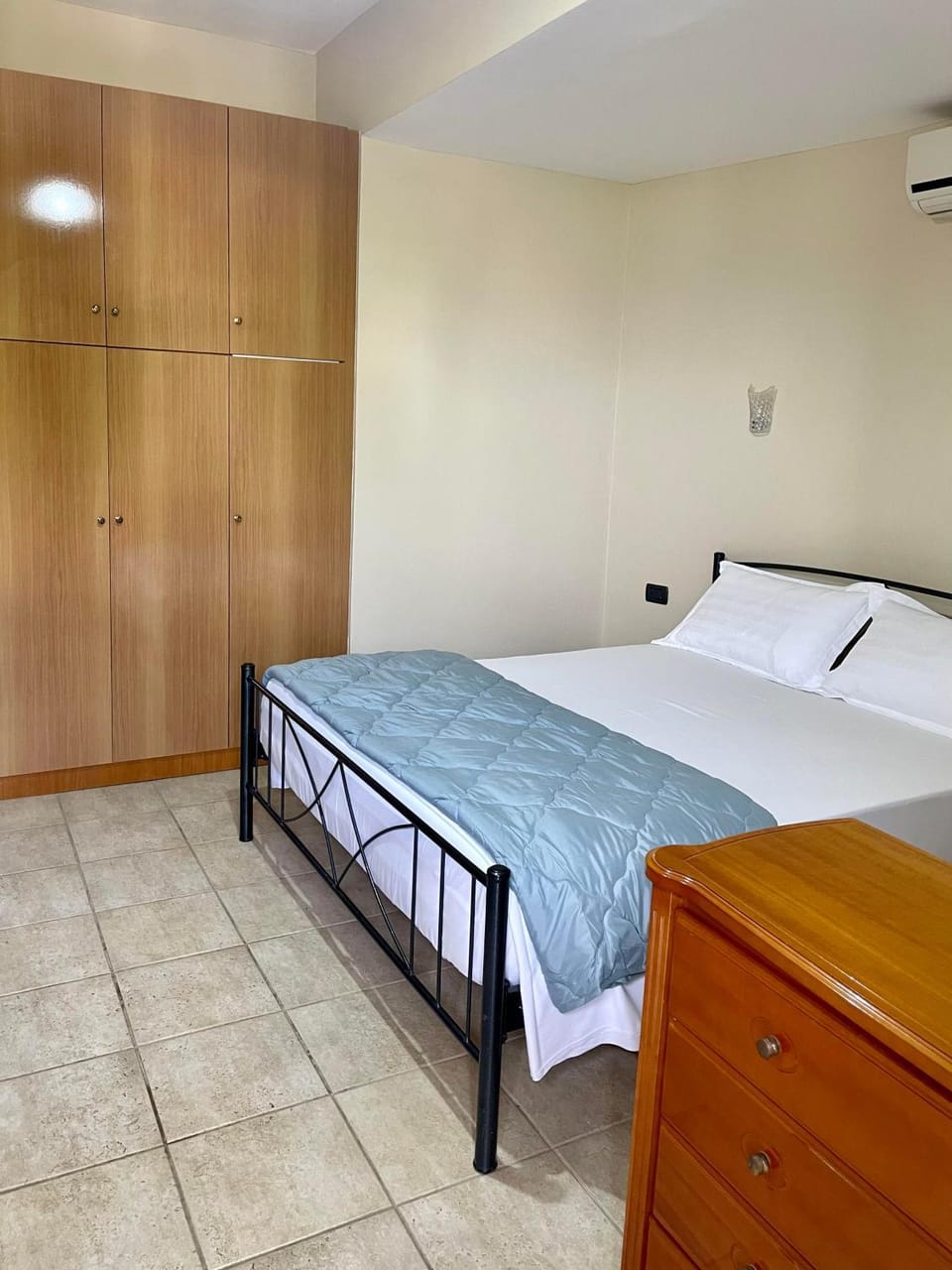 Bed, Photo of the whole room, Bedroom, wardrobe, air conditioner