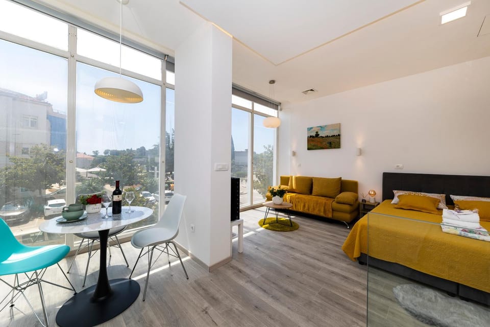 Photo of the whole room, Dining area