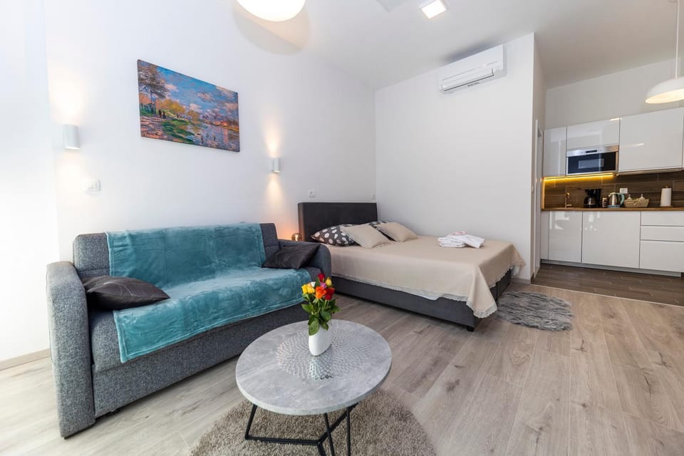 Bed, Seating area