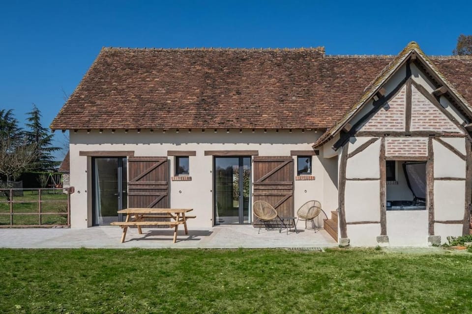 Les gîtes de la Grange de Léonie - jacuzzis privatifs et Piscine House in Centre-Val de Loire
