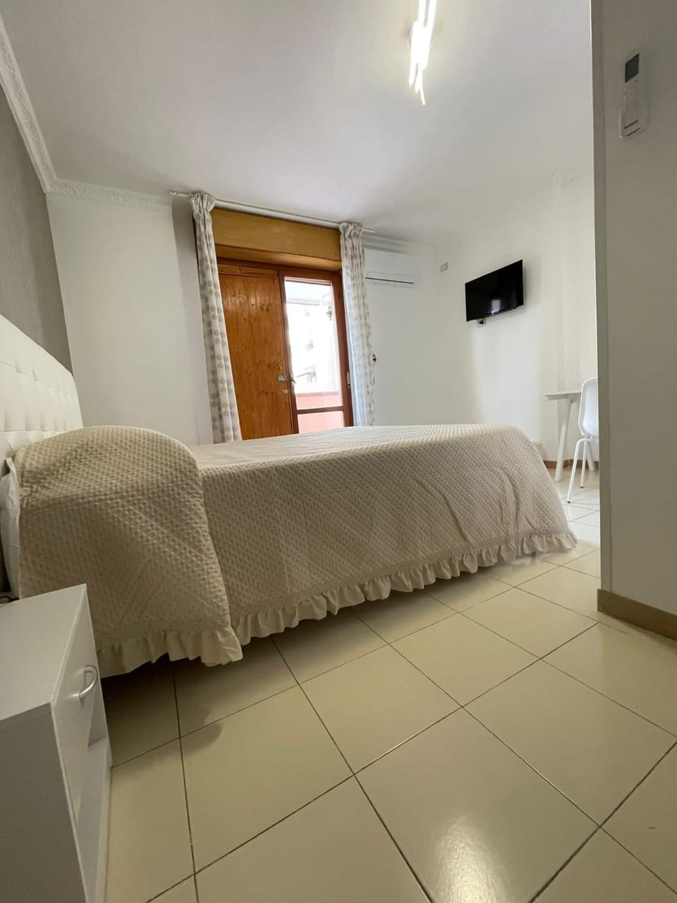 Bed, TV and multimedia, Photo of the whole room, Bedroom