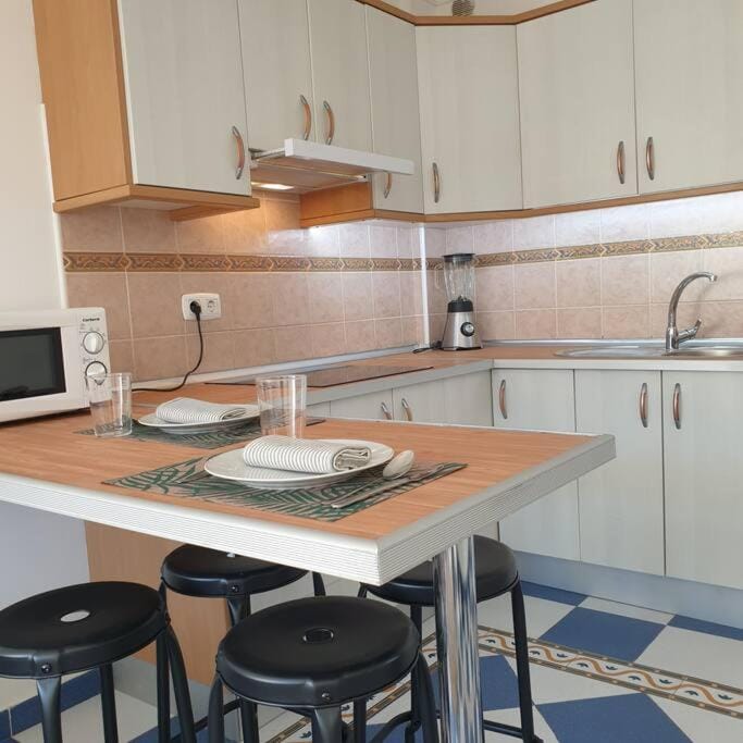 Kitchen or kitchenette, Dining area