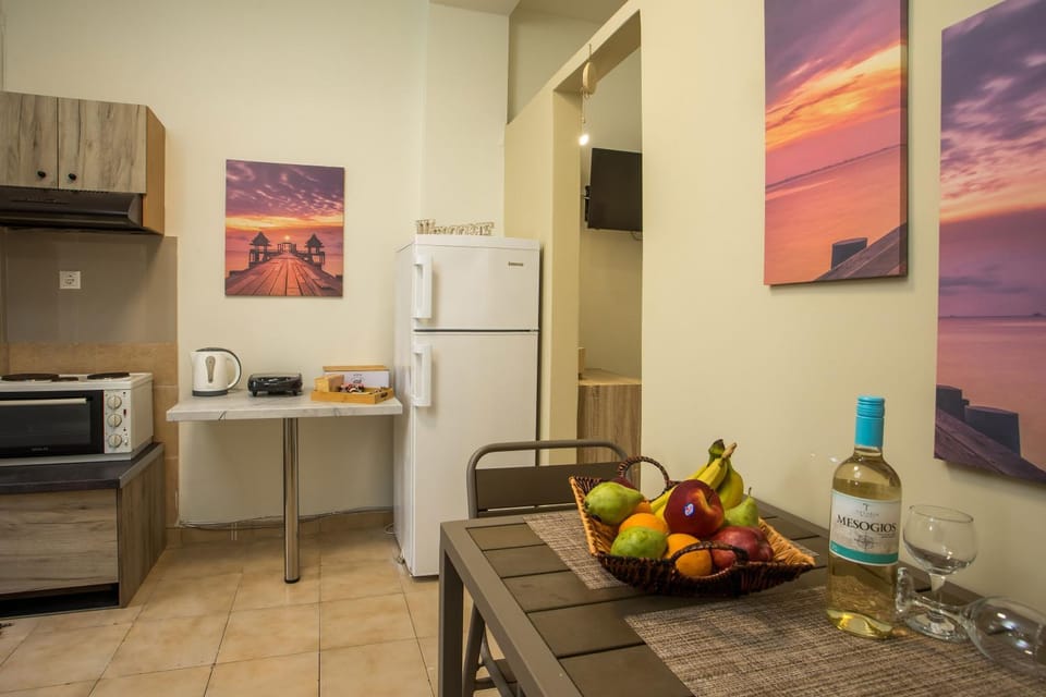 Kitchen or kitchenette, Dining area, stove