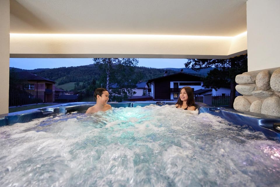 People, Natural landscape, Hot Tub, Spa and wellness centre/facilities, Guests, Mountain view