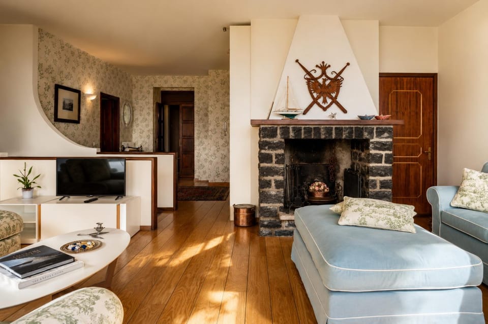 Communal lounge/ TV room, TV and multimedia, Living room, Photo of the whole room, Seating area, Bedroom