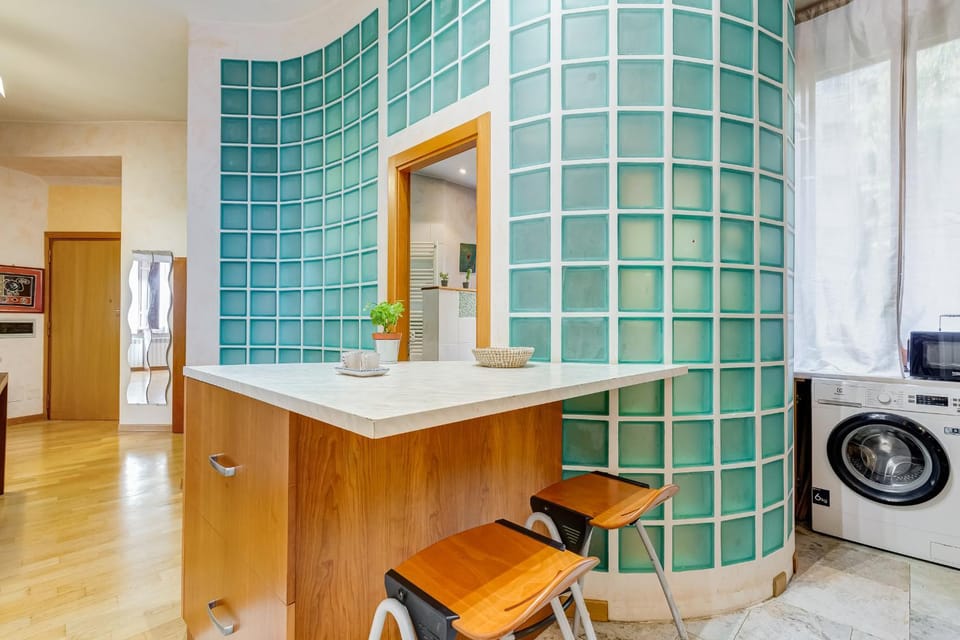 Kitchen or kitchenette, minibar, washing machine