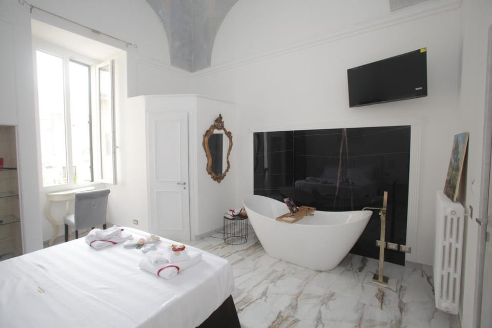Bedroom, towels