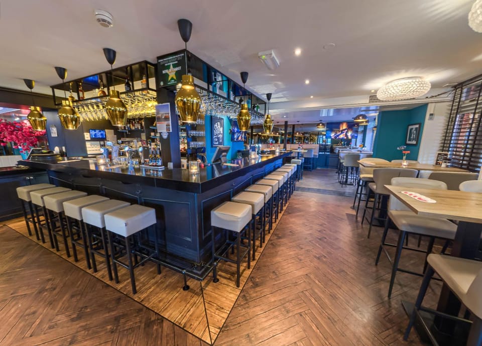 Restaurant/places to eat, Restaurant/places to eat, Lounge or bar