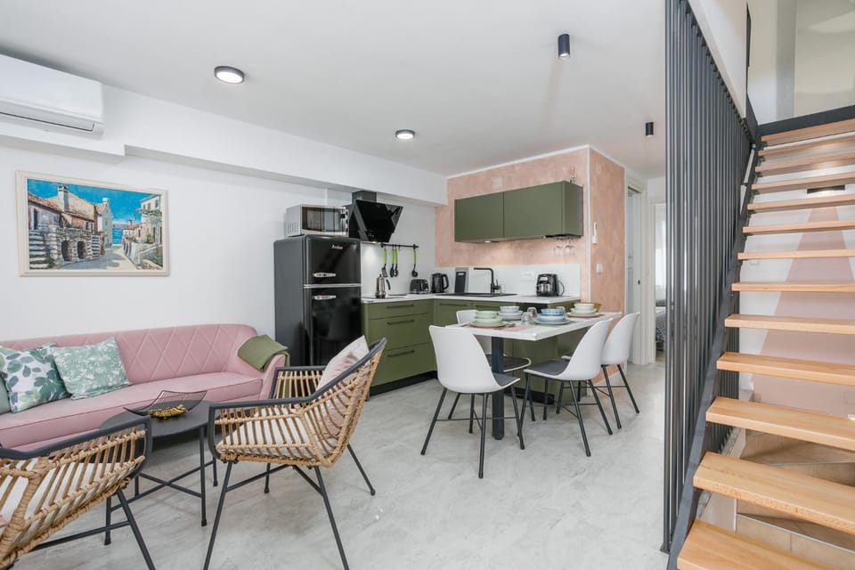 Kitchen or kitchenette, Living room, Seating area, Dining area, minibar, stove