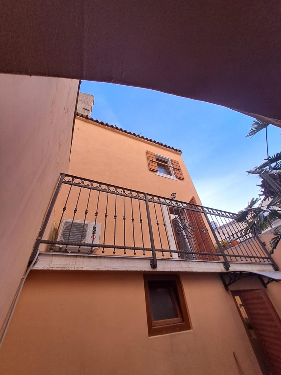 Atraktivna kuća sa saunom i grijanim jacuzzijem House in Cres