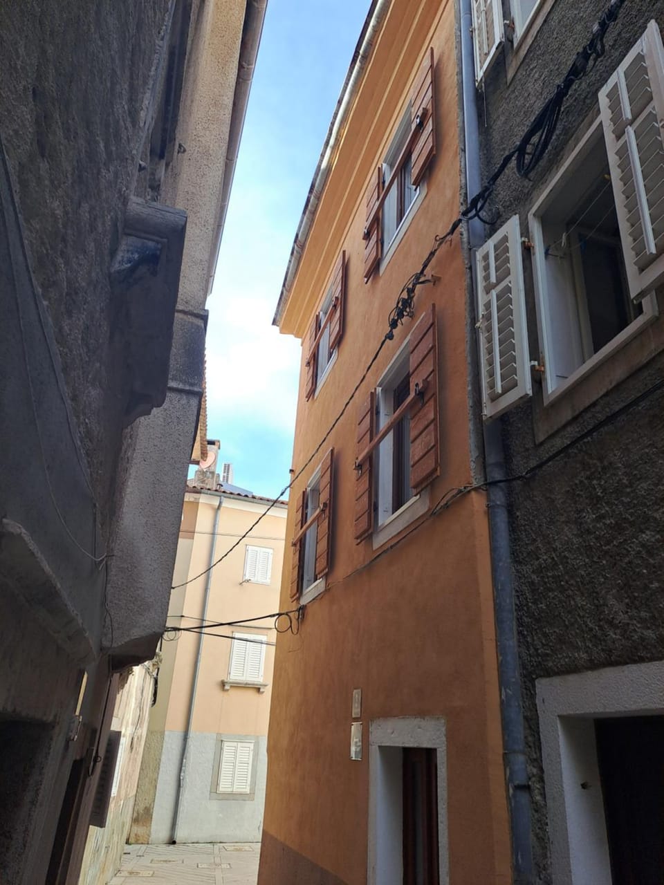 Atraktivna kuća sa saunom i grijanim jacuzzijem House in Cres