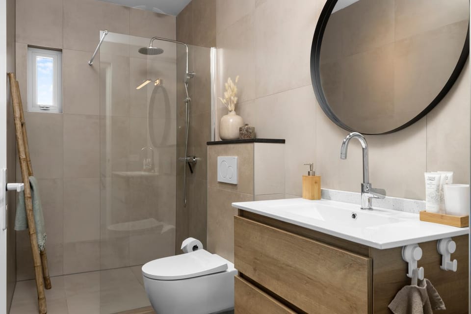 Shower, Toilet, Bathroom, bidet, towels