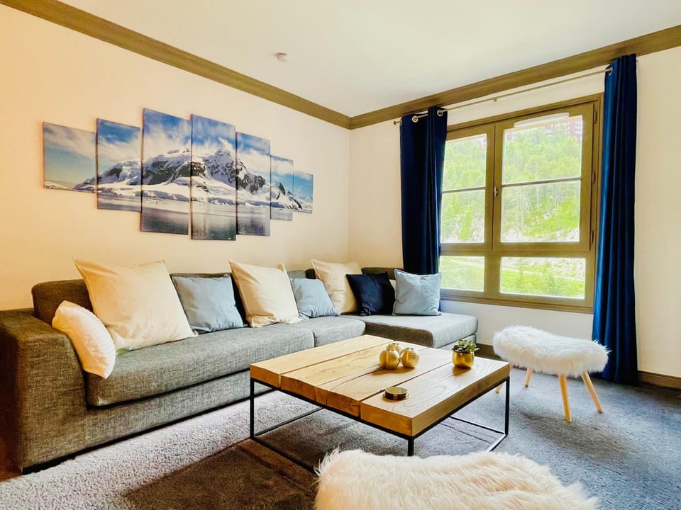 Living room, Mountain view