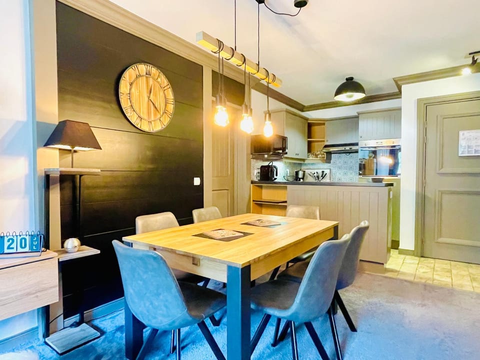 Kitchen or kitchenette, Dining area, minibar, pet friendly